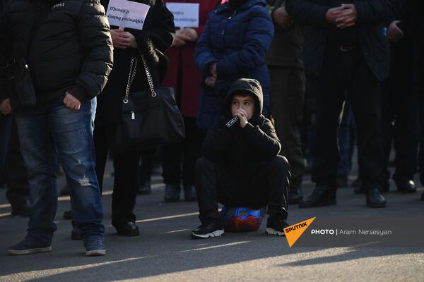 Мальчик на проспекте Баграмяна во время перерыва митинга оппозиции (27 февраля 2021). Еревaн - Sputnik Армения