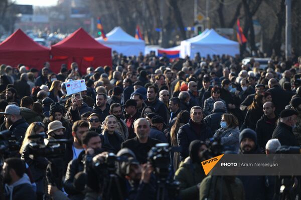 Сторонники оппозиции во время перерыва митинга на проспекте Баграмяна (27 февраля 2021). Еревaн - Sputnik Армения