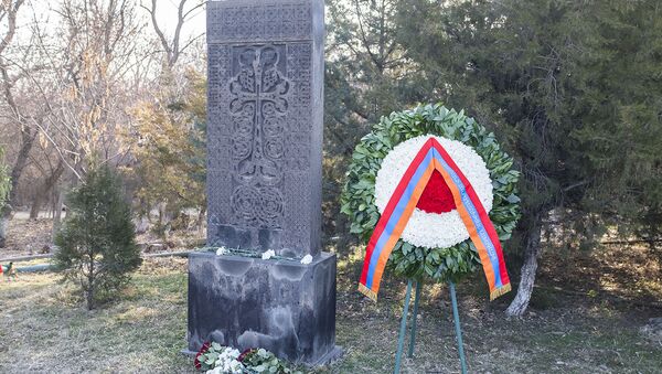 Венок от имени президента Армена Саркисяна, возложенный к памятнику жертвам сумгаитских погромов (28 февраля 2021). Еревaн - Sputnik Армения