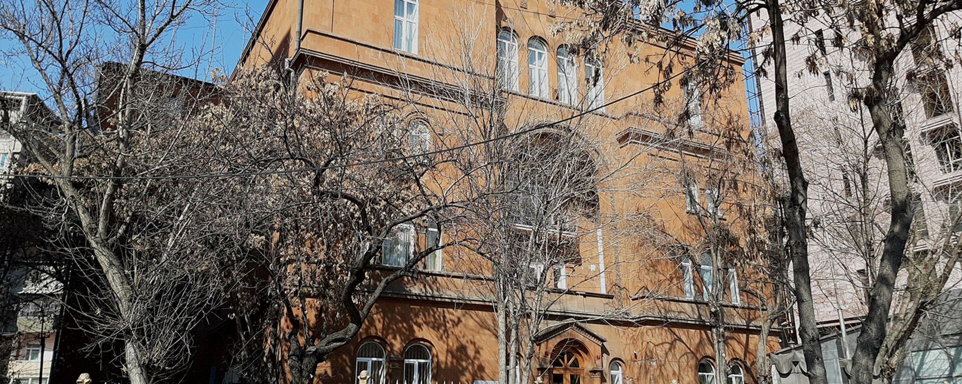 Здание Федерации футбола Армении на улице Ханджяна - Sputnik Армения, 1920, 02.07.2021
