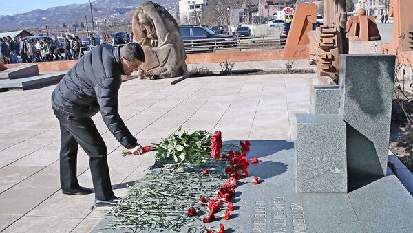 Президент НКР Араик Арутюнян возложил цветы к памятнику жертвам сумгаитских погромов (28 февраля 2021). Степанакерт - Sputnik Армения