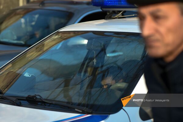 Փոքրիկ խաչ ոստիկանական մեքենայում  - Sputnik Արմենիա
