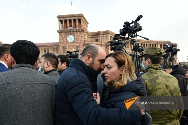 Лена Назарян с мужем Нареком Бабаяном во время митинга на площади Республики (25 февраля 2021). Еревaн - Sputnik Армения