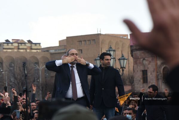 Премьер-министр Никол Пашинян посылает воздушный поцелуй своим сторонникам во время митинга на площади Республики (25 февраля 2021). Еревaн - Sputnik Армения