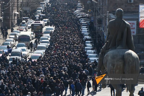 Участники митинга оппозиции движутся к зданию прокуратуры (26 февраля 2021). Еревaн - Sputnik Армения
