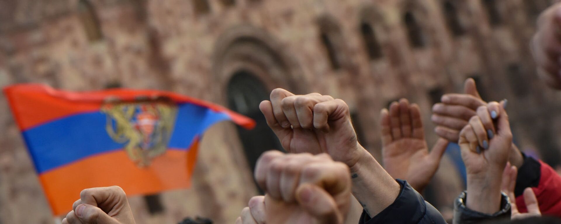 Сторонники премьер-министра Никола Пашиняна во время митинга на площади Республики (25 февраля 2021). Еревaн - Sputnik Армения, 1920, 14.06.2021