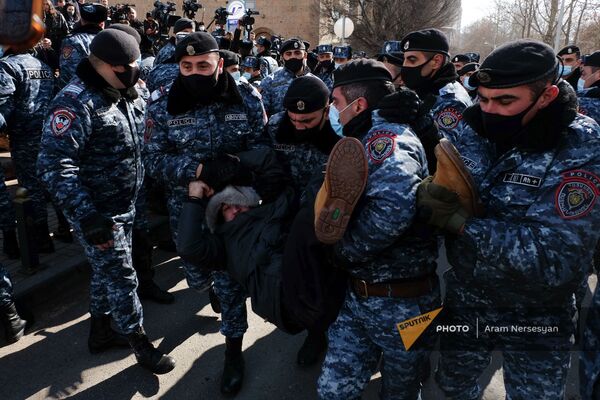 Полиция задерживает оппозиционных активистов во время акции протеста перед правительственным зданием (23 февраля 2021). Еревaн - Sputnik Армения
