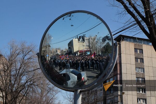 Участники митинга оппозиции в отражении круглого уличного зеркала (26 февраля 2021). Еревaн - Sputnik Армения