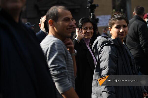 Анна Акопян с детьми во время митинга (25 февраля 2021). Еревaн - Sputnik Армения