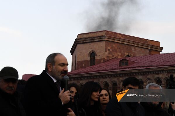 Дым за зданием правительства во время митинга (25 февраля 2021). Еревaн - Sputnik Армения