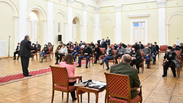 Встреча с семьями пропавших без вести во время второй карабахской года в резиденции президента (28 февраля 2021). Еревaн - Sputnik Армения