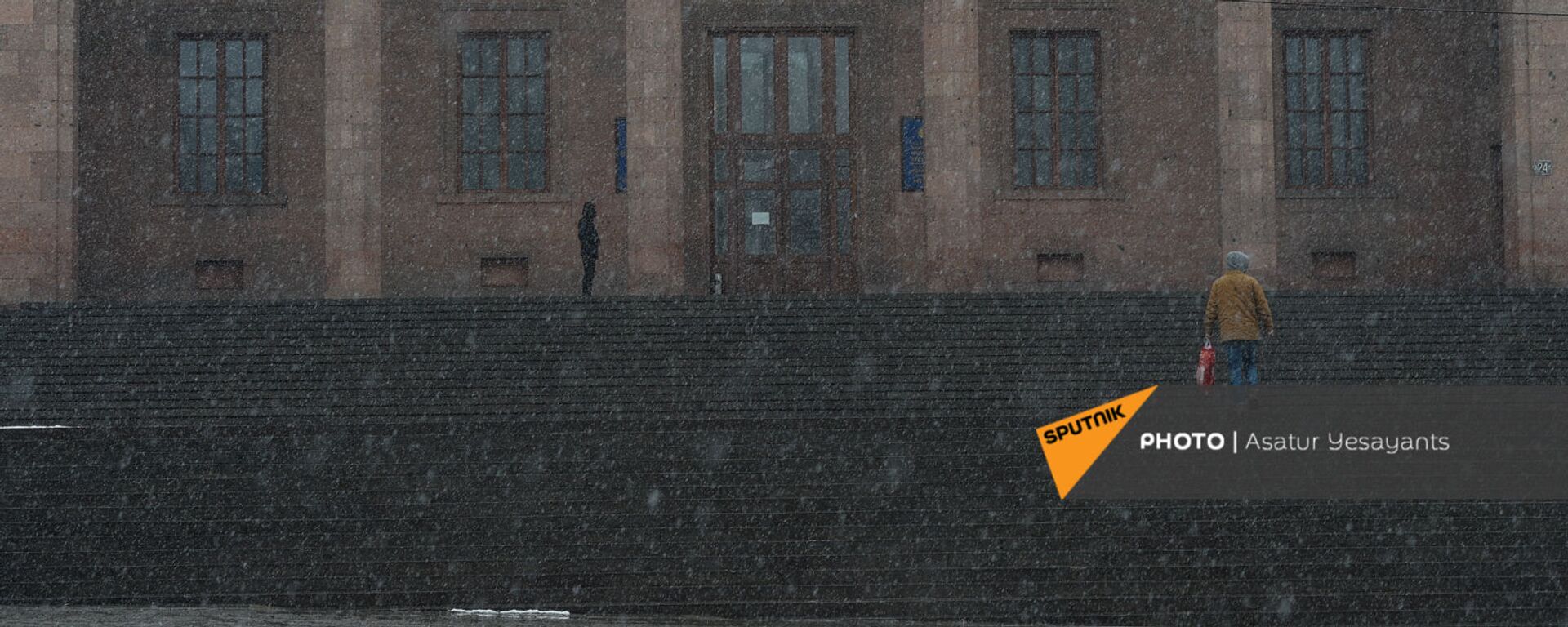 Прохожие под снегопадом на лестницах здания Национальной Академии наук (1 марта 2021). Еревaн - Sputnik Արմենիա, 1920, 31.03.2021
