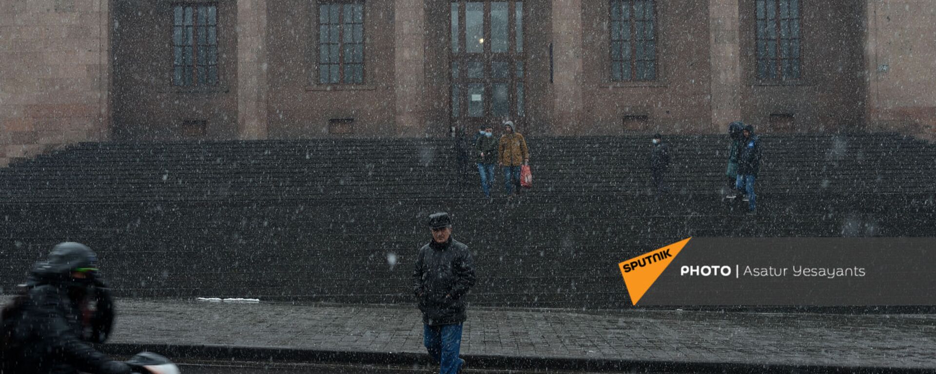 Прохожие под снегопадом на лестницах здания Национальной Академии наук (1 марта 2021). Еревaн - Sputnik Արմենիա, 1920, 01.03.2021