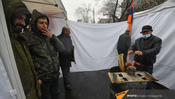 Оппозиционеры готовят кофе на печке на перекрытом проспекте Баграмяна (1 марта 2021). Еревaн - Sputnik Армения