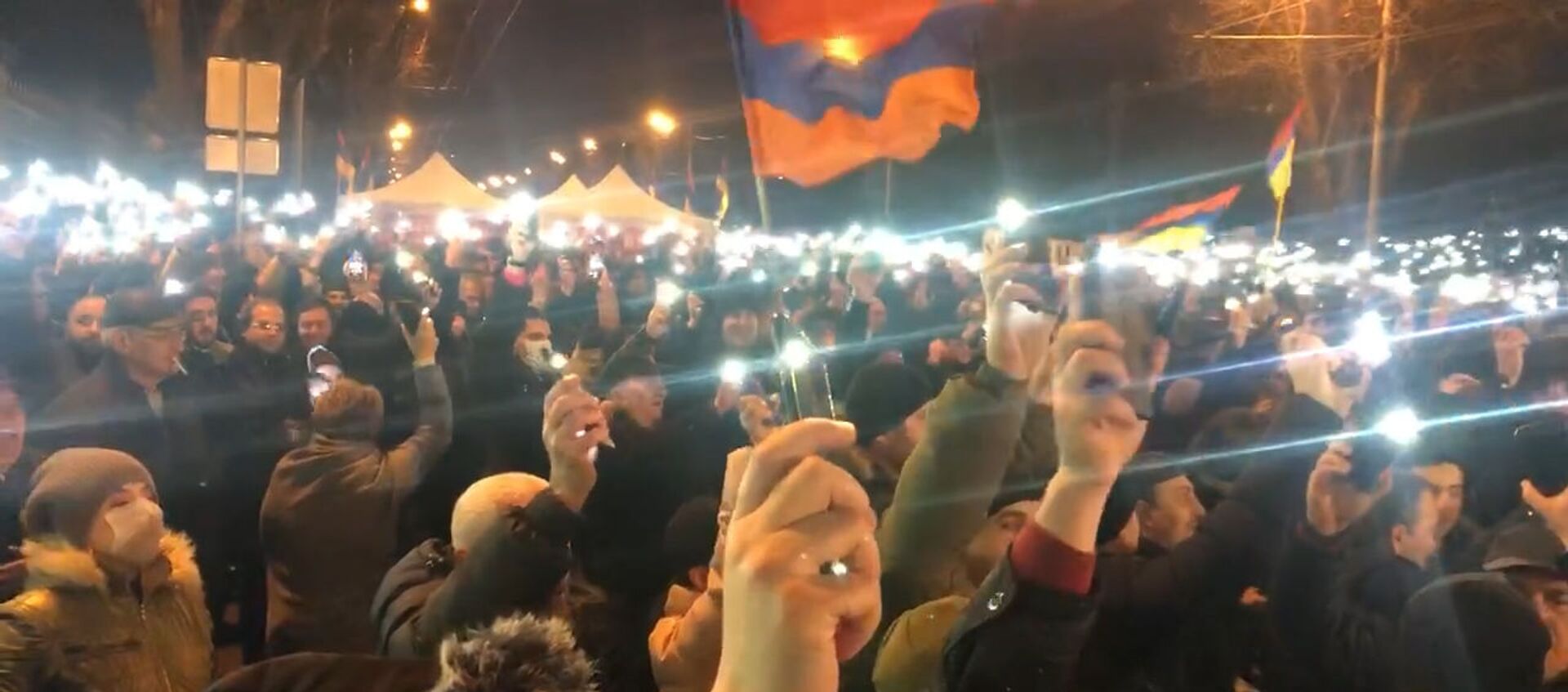 На площади Баграмяна включила фонари на телефонах, чтобы показать масштаб акции протеста. - Sputnik Արմենիա, 1920, 01.03.2021