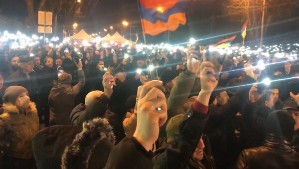 На площади Баграмяна включила фонари на телефонах, чтобы показать масштаб акции протеста. - Sputnik Армения
