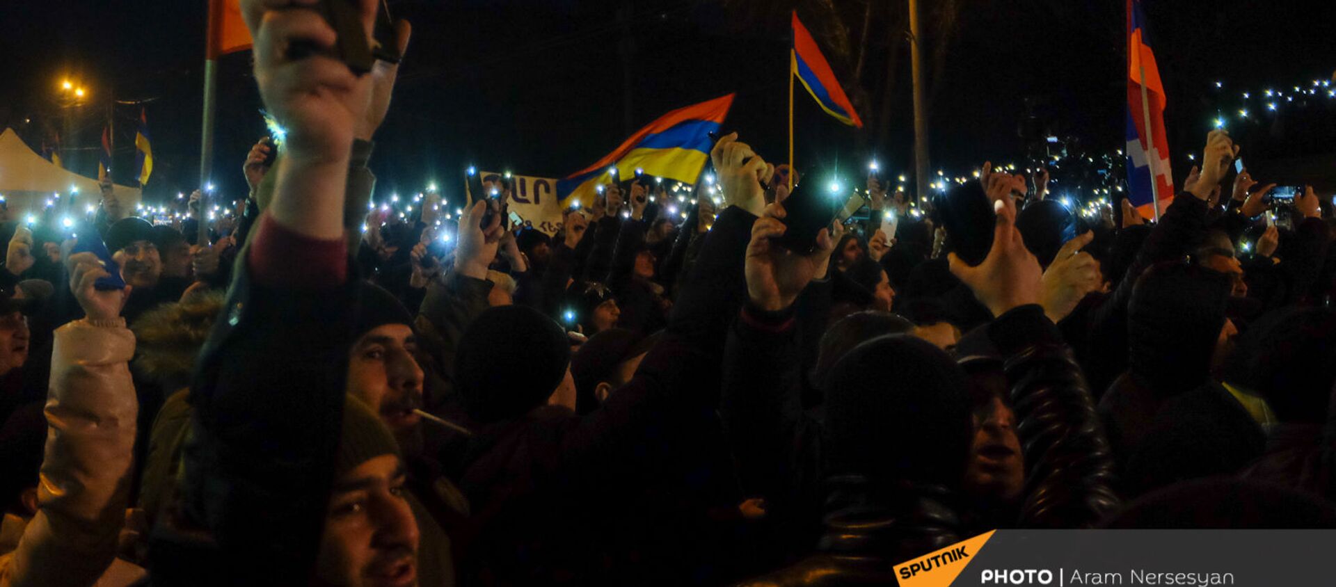 Активисты во время митинга оппозиции на проспекте Баграмяна (1 марта 2021). Еревaн - Sputnik Արմենիա, 1920, 01.03.2021