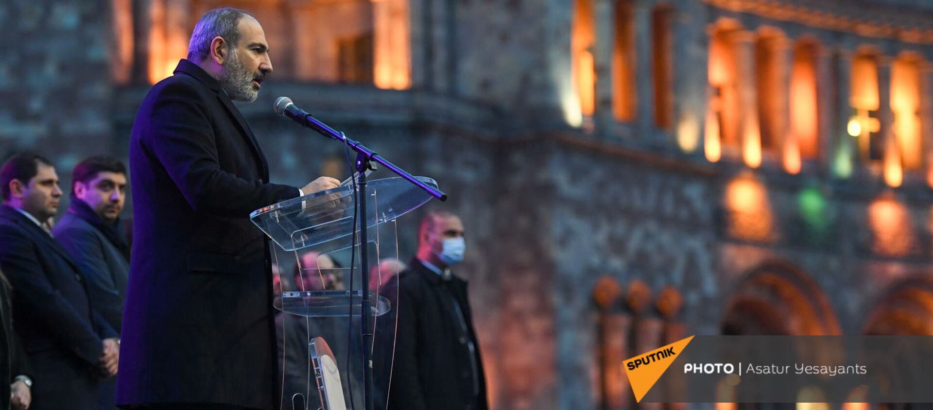 Премьер-министр Никол Пашинян во время митинга со своими сторонниками на площади Республики (1 марта 2021). Еревaн - Sputnik Армения, 1920, 02.03.2021
