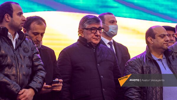 Хачатур Сукиасян во время митинга премьер-министра со своими сторонниками на площади Республики (1 марта 2021). Еревaн - Sputnik Армения