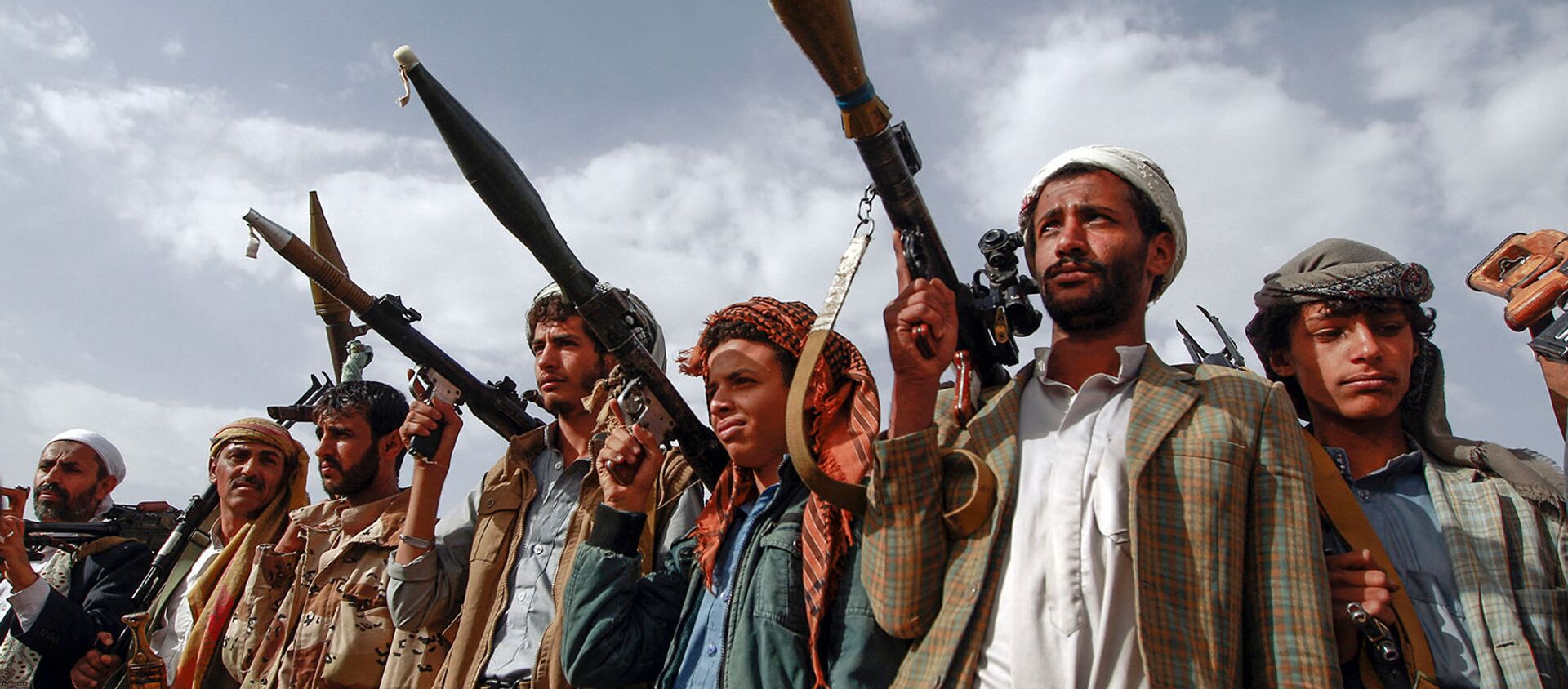 Вооруженные люди, лояльные повстанцам-хути на собрании в Сане (20 июня 2016). Йемен - Sputnik Արմենիա, 1920, 02.03.2021