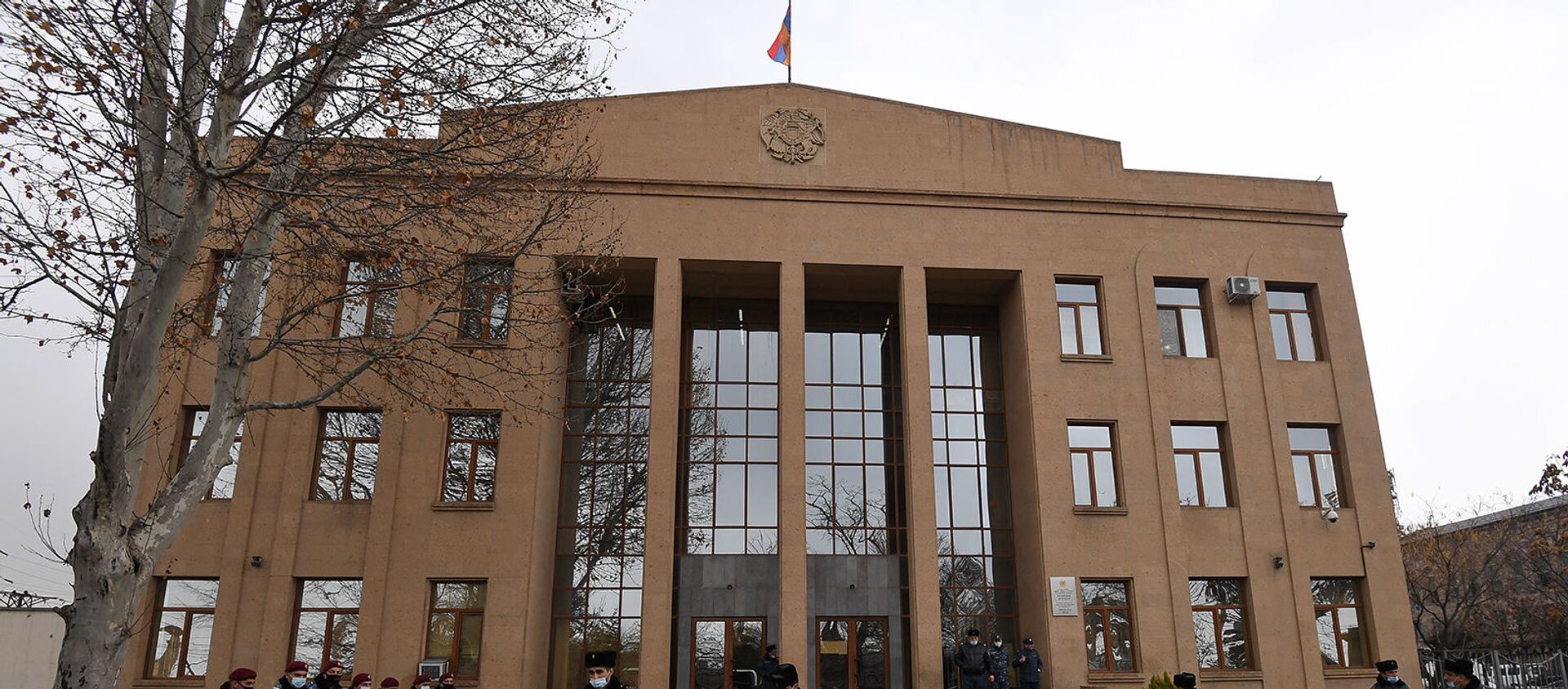 Сотрудники полиции перед зданием суда, где проходит заседание по делу 1 марта (2 марта 2021). Еревaн - Sputnik Армения, 1920, 02.03.2021