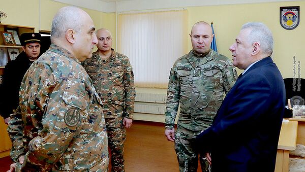 Министр обороны РА Вагаршак Арутюнян провел совещание с замглавы ГШ ВС Аракелом Мартикяном и командирским составом воинской части спецназа (2 марта 2021). - Sputnik Армения