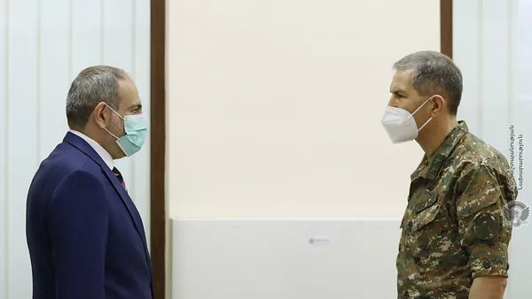 Премьер-министр Никол Пашинян встретился с начальником Генштаба вооруженных сил генерал-лейтенантом Оник Гаспаряном (18 июля 2020). Еревaн - Sputnik Армения