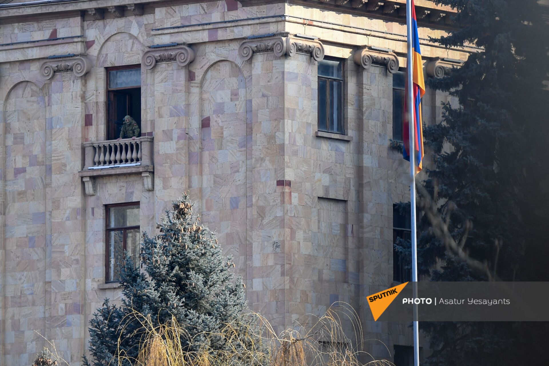 Полиция установила у парламента Армении светозвуковые гранаты, в здании - снайперы. Видео - Sputnik Армения, 1920, 03.03.2021