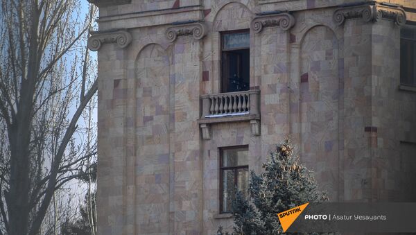Винтовка в одном из окон Национального собрания Армении (3 марта 2021). Еревaн - Sputnik Армения