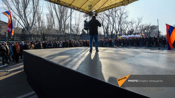 Митинг оппозиции на проспекте Баграмяна перед зданием Национального Собрания Армении (3 марта 2021). Еревaн - Sputnik Արմենիա