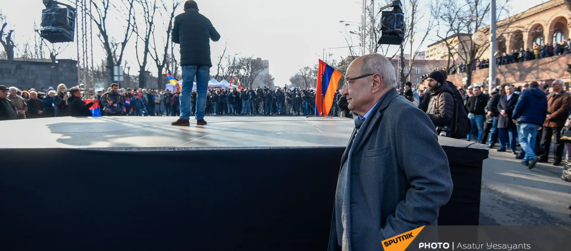 Митинг оппозиции на проспекте Баграмяна перед зданием Национального Собрания Армении (3 марта 2021). Еревaн - Sputnik Армения, 1920, 03.03.2021