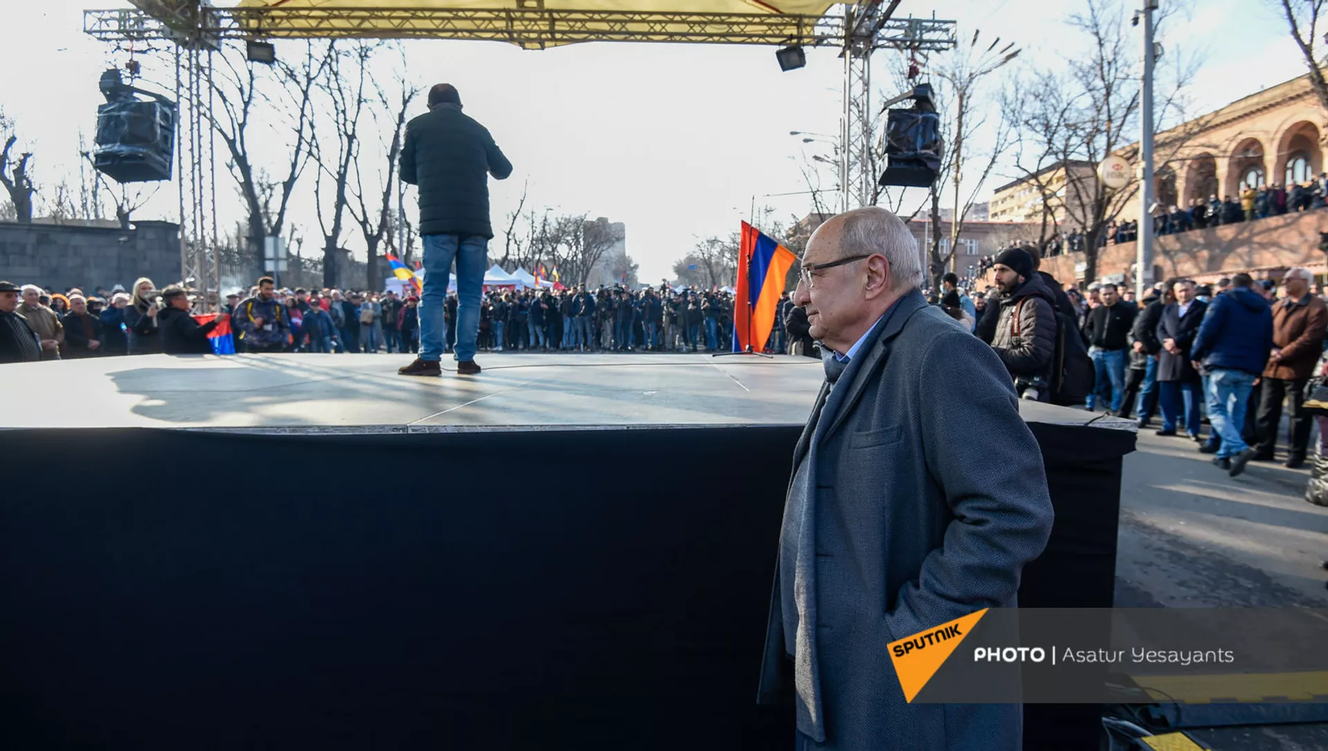 Митинг оппозиции на проспекте Баграмяна перед зданием Национального Собрания Армении (3 марта 2021). Еревaн - Sputnik Армения, 1920, 03.03.2021