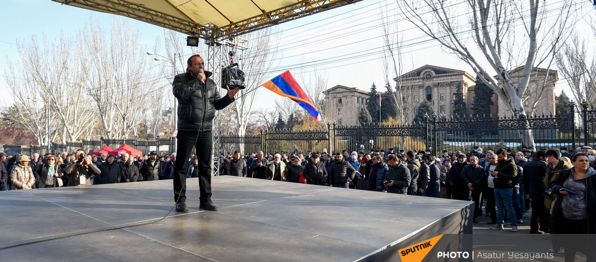 Арцвик Минасян выступает с речью во время митинга оппозиции на проспекте Баграмяна перед зданеим Национального Собрания Армении (3 марта 2021). Еревaн - Sputnik Արմենիա, 1920, 06.05.2021