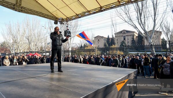 Арцвик Минасян выступает с речью во время митинга оппозиции на проспекте Баграмяна перед зданеим Национального Собрания Армении (3 марта 2021). Еревaн - Sputnik Արմենիա