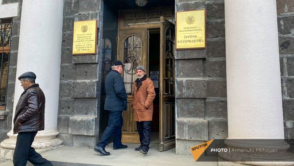 Родственники военнопленных из Ширакской области закрыли выход из здания областной администрации (3 марта 2021). Гюмри - Sputnik Արմենիա