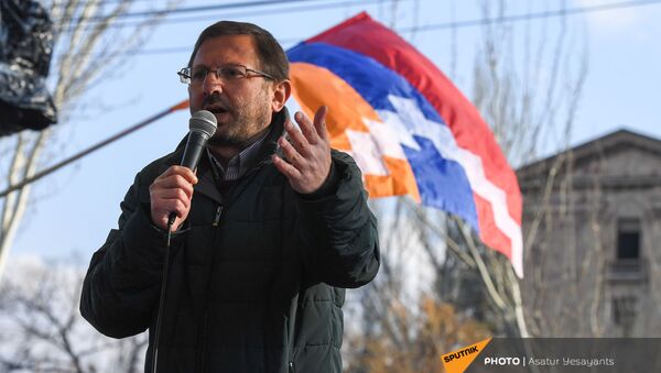 Гегам Манукян выступает с речью во время митинга оппозиции на проспекте Баграмяна перед зданеим Национального Собрания Армении (3 марта 2021). Еревaн - Sputnik Армения
