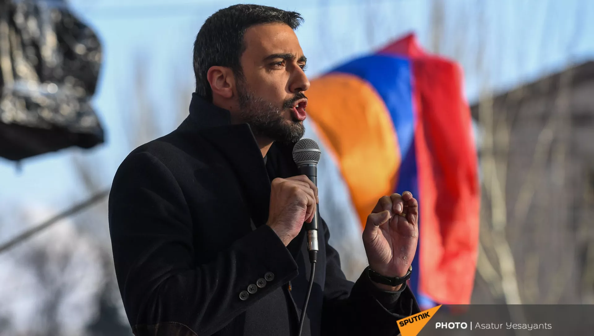 Адвокат Арам Вардеванян выступает с речью во время митинга оппозиции на проспекте Баграмяна перед зданием Национального Собрания Армении (3 марта 2021). Еревaн - Sputnik Армения, 1920, 19.05.2021