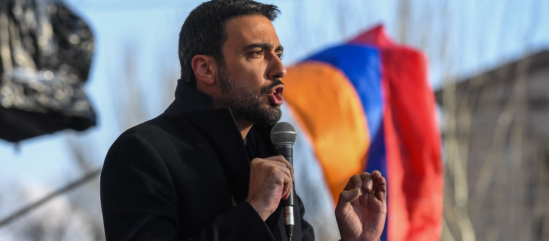 Адвокат Арам Вардеванян выступает с речью во время митинга оппозиции на проспекте Баграмяна перед зданием Национального Собрания Армении (3 марта 2021). Еревaн - Sputnik Армения, 1920, 19.05.2021