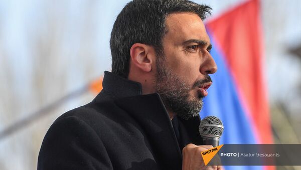 Адвокат Арам Вардеванян выступает с речью во время митинга оппозиции на проспекте Баграмяна перед зданием Национального Собрания Армении (3 марта 2021). Еревaн - Sputnik Արմենիա