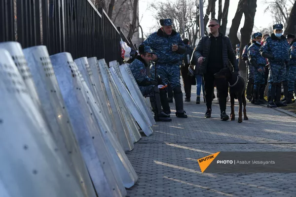 Сотрудники полиции во время митинга оппозиции на проспекте Баграмяна перед зданием Национального Собрания Армении (3 марта 2021). Еревaн Сотрудники полиции во время митинга оппозиции на проспекте Баграмяна перед зданием Национального Собрания Армении (3 марта 2021). Еревaн - Sputnik Армения