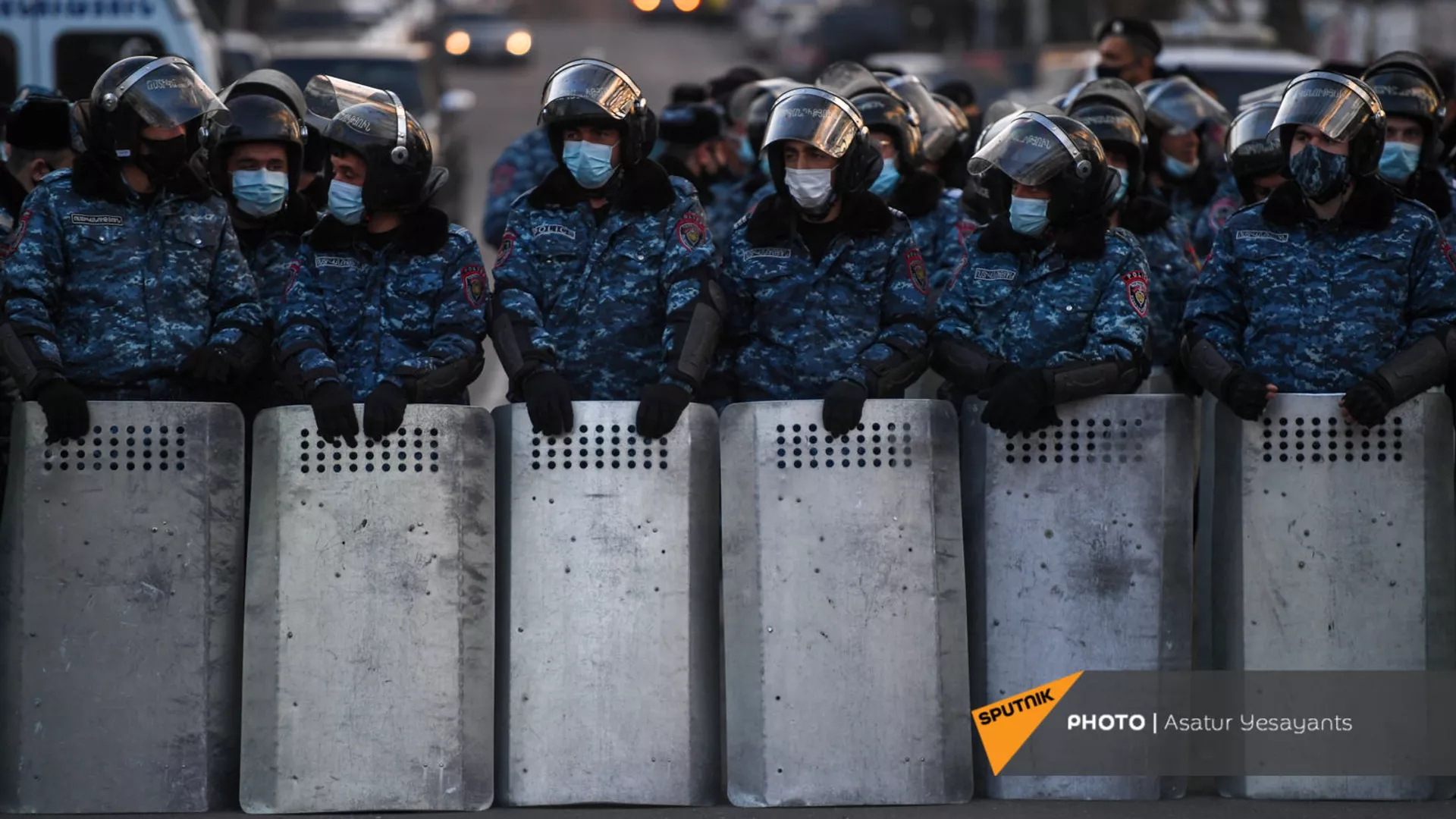 Сотрудники полиции во время митинга оппозиции на проспекте Баграмяна перед зданием Национального Собрания Армении (3 марта 2021). Еревaн - Sputnik Армения, 1920, 13.12.2022