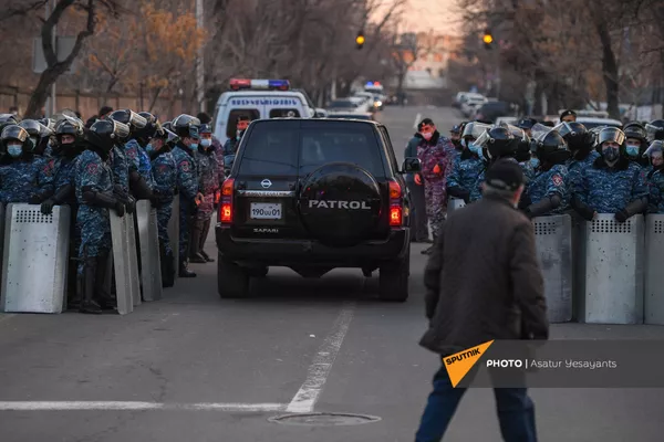 Сотрудники полиции во время митинга оппозиции на проспекте Баграмяна перед зданием Национального Собрания Армении (3 марта 2021). Еревaн Сотрудники полиции во время митинга оппозиции на проспекте Баграмяна перед зданием Национального Собрания Армении (3 марта 2021). Еревaн - Sputnik Армения