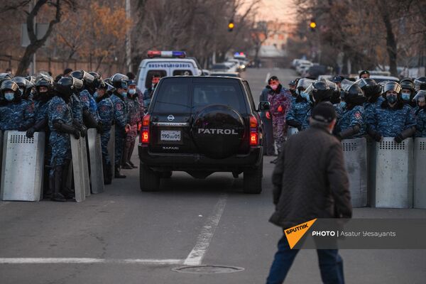 Сотрудники полиции во время митинга оппозиции на проспекте Баграмяна перед зданием Национального Собрания Армении (3 марта 2021). Еревaн - Sputnik Армения