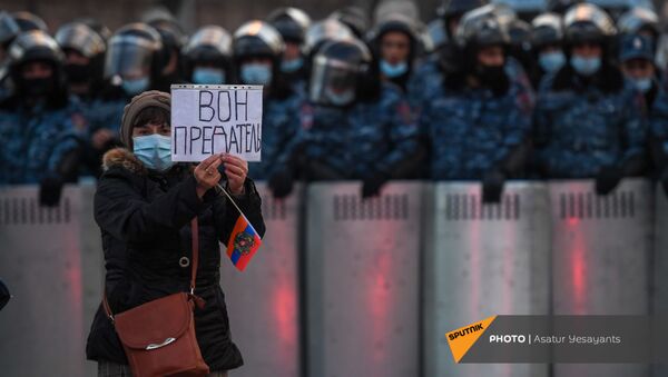 Активистка с плакатом и флагом перед полицейским кордоном во время митинга оппозиции на проспекте Баграмяна перед зданием Национального Собрания Армении (3 марта 2021). Еревaн - Sputnik Армения