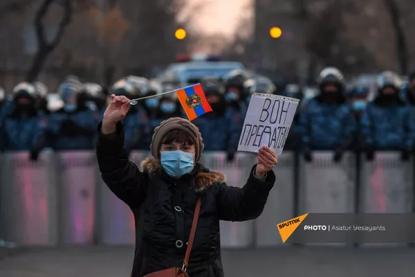 Активистка с плакатом и флагом перед полицейским кордоном во время митинга оппозиции на проспекте Баграмяна перед зданием Национального Собрания Армении (3 марта 2021). Еревaн Активистка с плакатом и флагом перед полицейским кордоном во время митинга оппозиции на проспекте Баграмяна перед зданием Национального Собрания Армении (3 марта 2021). Еревaн - Sputnik Армения