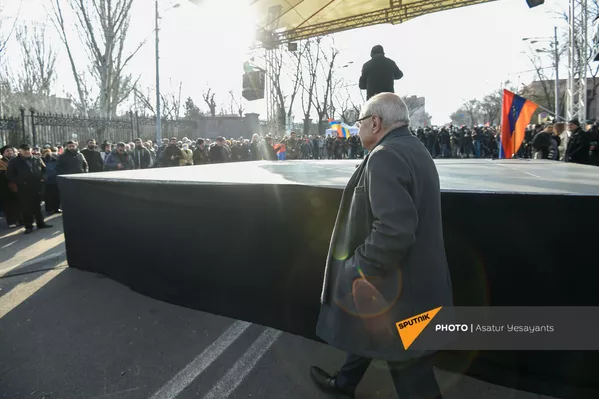 Вазген Манукян проходит за сценой во время выступления Гегама Манукяна на митинге оппозиции перед зданием Национального Собрания Армении (3 марта 2021). Еревaн Вазген Манукян проходит за сценой во время выступления Гегама Манукяна на митинге оппозиции перед зданием Национального Собрания Армении (3 марта 2021). Еревaн - Sputnik Армения