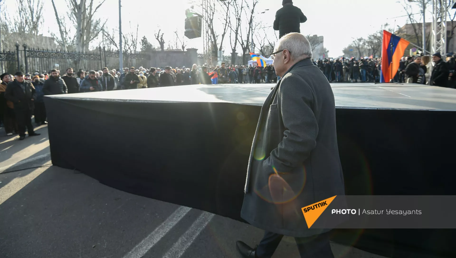 Вазген Манукян проходит за сценой во время выступления Гегама Манукяна на митинге оппозиции перед зданием Национального Собрания Армении (3 марта 2021). Еревaн - Sputnik Армения, 1920, 04.03.2021