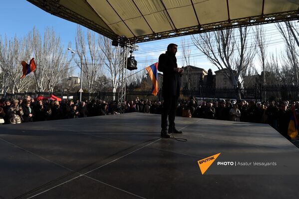 Адвокат Арам Вардеванян выступает с речью во время митинга оппозиции на проспекте Баграмяна перед зданием Национального Собрания Армении (3 марта 2021). Еревaн - Sputnik Армения