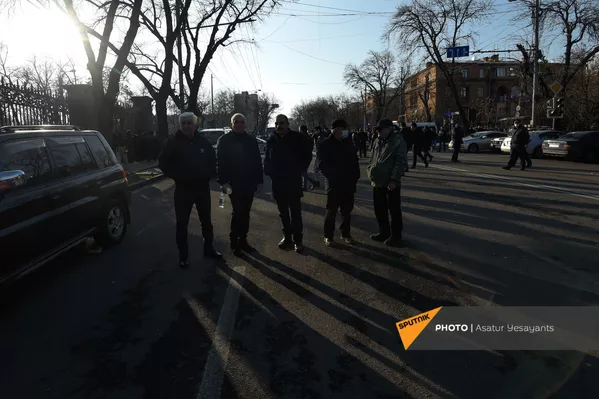 Мужчины на проспекте Баграмяна во время митинга оппозиции перед зданием Национального Собрания Армении (3 марта 2021). Еревaн Мужчины на проспекте Баграмяна во время митинга оппозиции перед зданием Национального Собрания Армении (3 марта 2021). Еревaн - Sputnik Армения