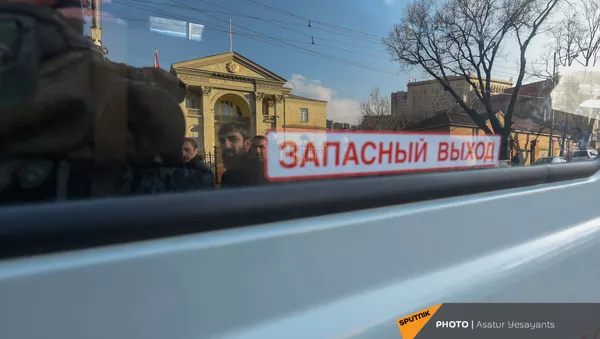 Отражение резиденции президента на проспекте Баграмяна в окне полицейского микроавтобуса во время митинга оппозиции (3 марта 2021). Еревaн - Sputnik Армения